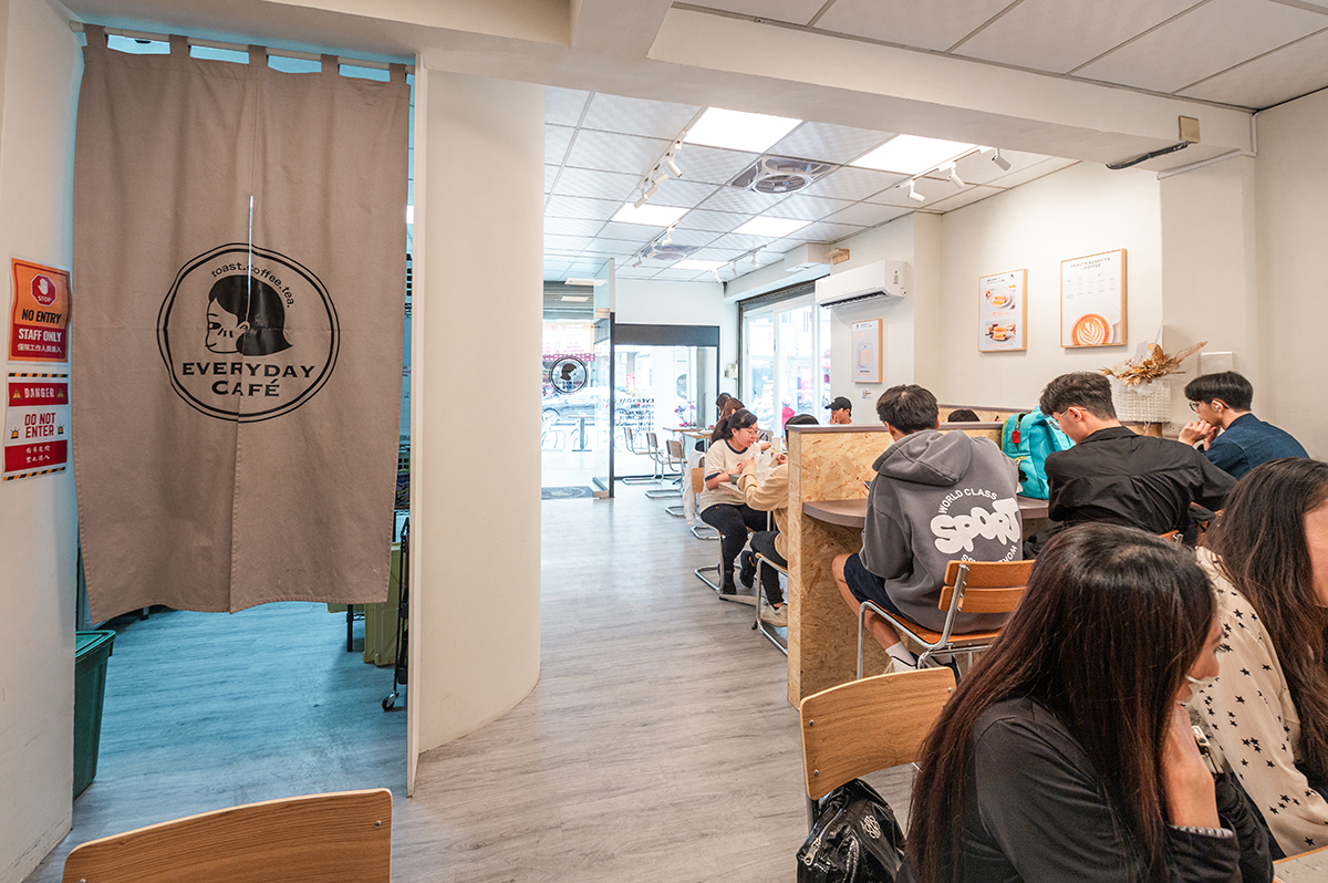 柒享設計作品台南北區EVERYDAY COFFEE早午餐商業空間設計-用餐區採開放式配置，結合溫潤木質家具與流暢動線，搭配品牌布簾與簡約軟裝，營造舒適自在的用餐氛圍。