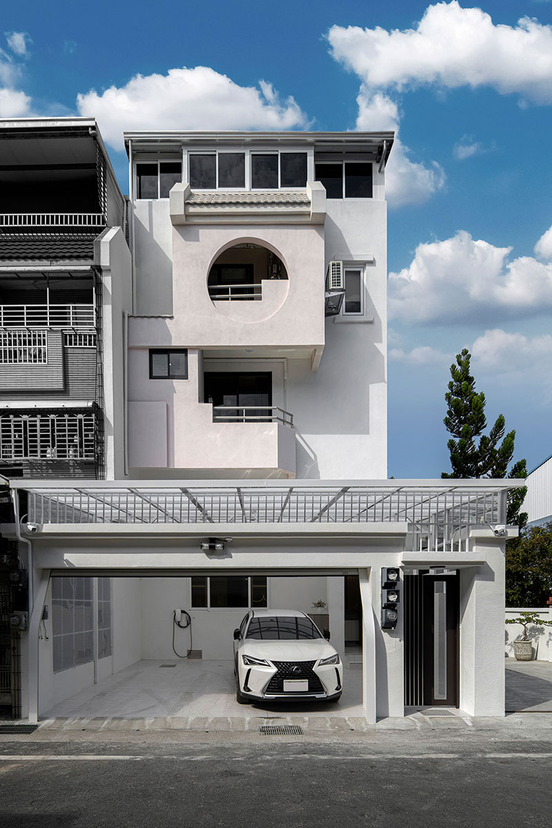 柒享設計作品高雄浮光暮影建築外觀設計-透天車庫內部空間，以純白俐落線條與平整鋪面規劃，將實用機能完美隱藏於極簡的建築框架中。