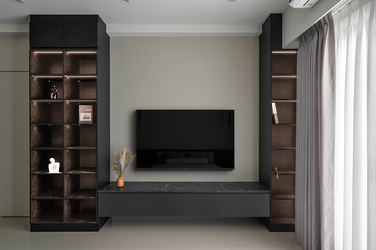 柒享設計作品台南南科.歸・靜-玻璃衣櫃結合木質櫃體與間接照明，打造兼具展示美感與收納機能的更衣空間。